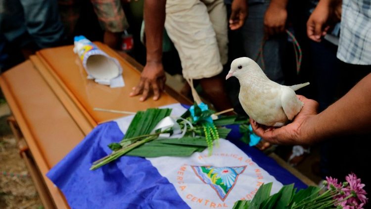Nicaragua: una colomba sulla bara del sedicenne ucciso dai filogovernativi