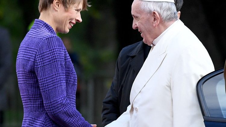 Påven togs emot av Estlands president