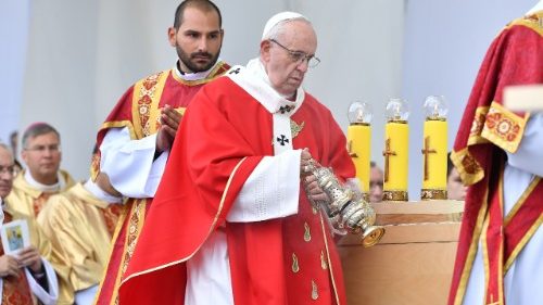 Påvens mässa i Tallinn ”Ett folks styrka ligger i att söka Gud”