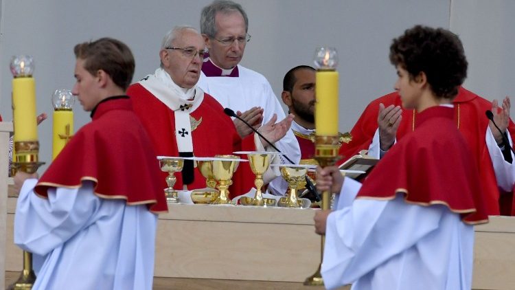 البابا فرنسيس يحتفل بالقداس الإلهي في تالين عاصمة إستونيا في ختام زيارته الرسولية إلى دول البلطيق