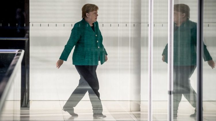 La chancelière allemande Angela Merkel quitte le parlement, le 25 septembre 2018