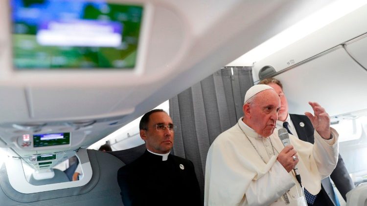 Ferenc pápa balti látogatásáról visszatérőben