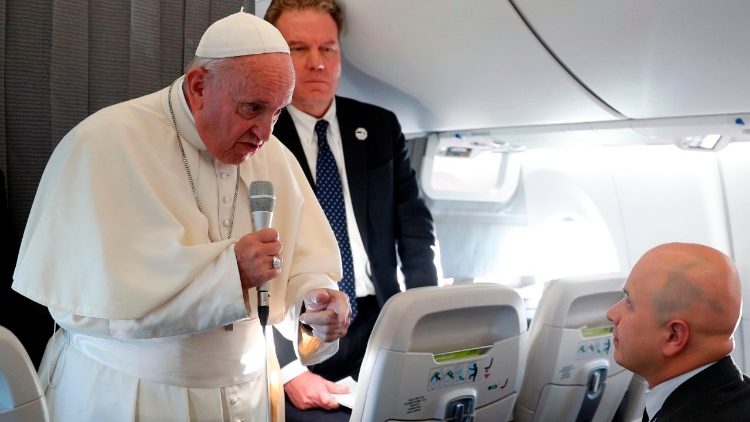 Papa Françesku, në konferencën për shtyp, në avionin e kthimit nga Vendet Balltike