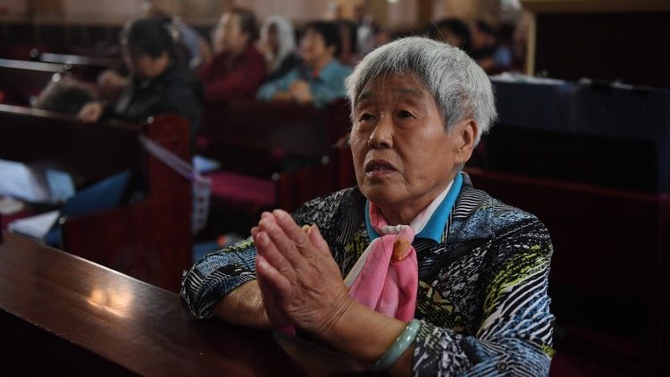 Вірні на молитві в катедральному соборі в Пекіні