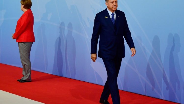 Recep Tayyip Erdogan et Angela Merkel lors du sommet du G20 d'Hambourg en Allemagne en juillet 2017. 