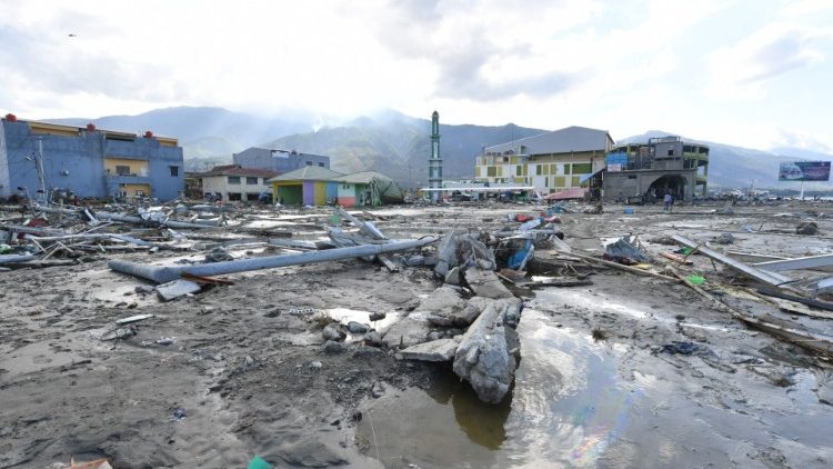 الأضرار الناجمة عن التسونامي في إندونيسيا