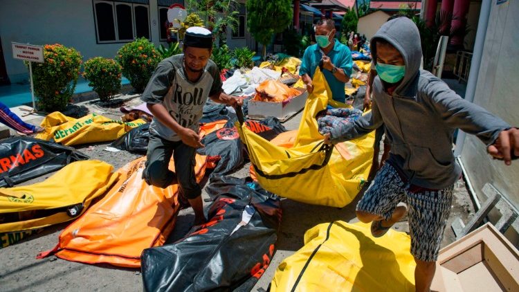 Opfer und Hilfe in Sulawesi