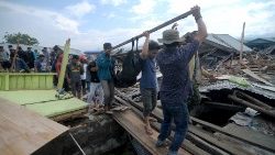 topshot-indonesia-quake-tsunami-1538299096098.jpg