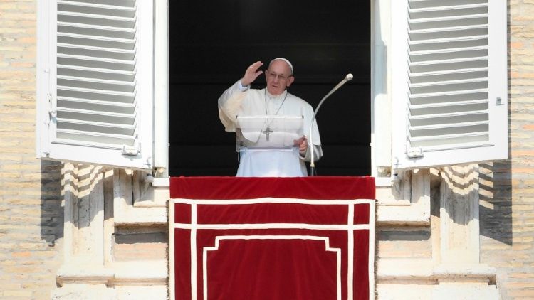 Papa Francisko wakati wa sala ya Malaika wa Bwana