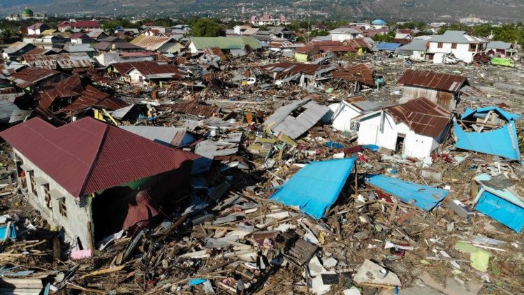 Terremoto de 7,4 na escala Richter, seguido por um tsunami, devastou a Ilha de Sulawesi na Indonesia