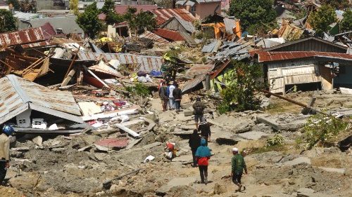 इंडोनेशिया में भूकंप: भारी तबाही, लापता लोगों की खोज जारी