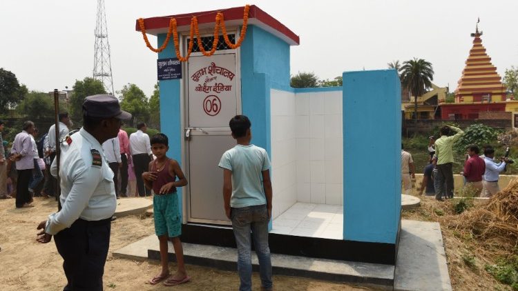 Des gardes et villageois intrigués par de nouvelles toilettes publiques dans leur village de Madhubani dans le district de Bihar, le 28 avril 2018