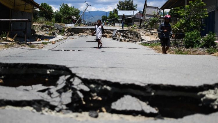 indonesia-quake-1538465303114.jpg