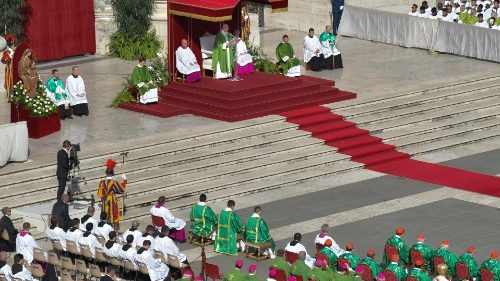 البابا فرنسيس يحتفل بالقداس الإلهي مفتتحًا الجمعيّة العامة العادية الخامسة عشرة لسينودس الأساقفة