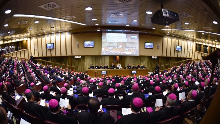 Bischöfe der katholischen Kirche tragen violette Scheitelkäppchen, "pileolus" genannt