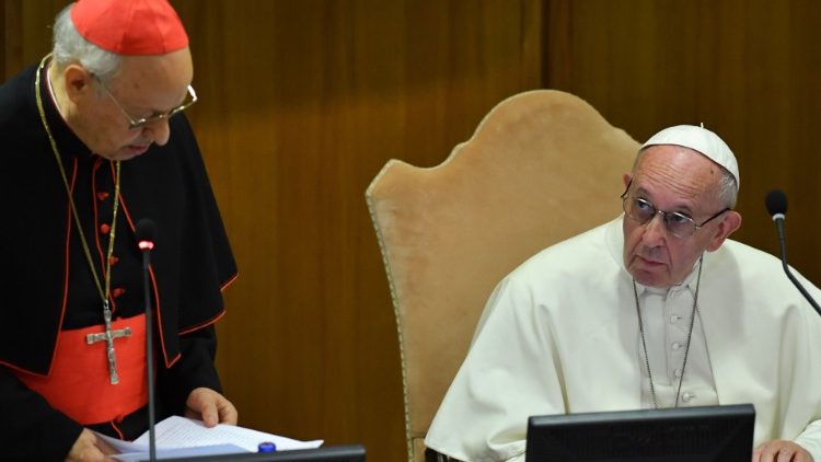 Påven Franciskus med biskopssynodens generalsekreterare kardinal Baldisseri