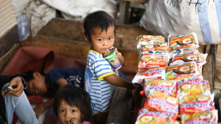 Die Kinder im indonesischen Palu brauchen Hilfe nach dem Erdbeben und Tsunami