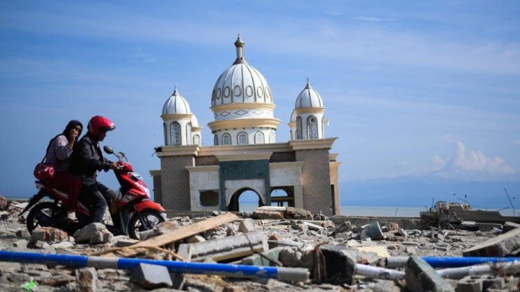 Erste internationale Hilfsorganisationen treffen bei den Erdbebenopfern im indonesischen Palu ein