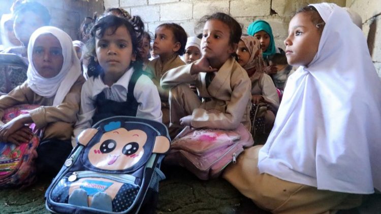 Vajza të vogla në një shkollë të Jemenit
