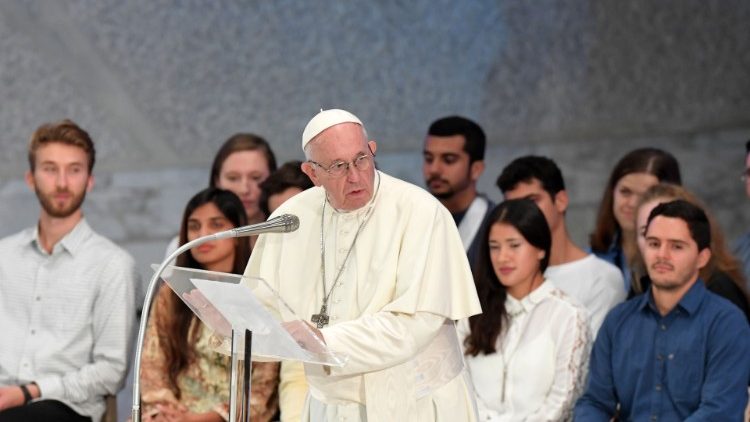 Papst Franziskus spricht zu den jungen Leuten