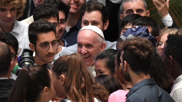 Papa Franjo okružen mladima na susretu u Dvorani Pavla VI.; 6. listopada 2018.