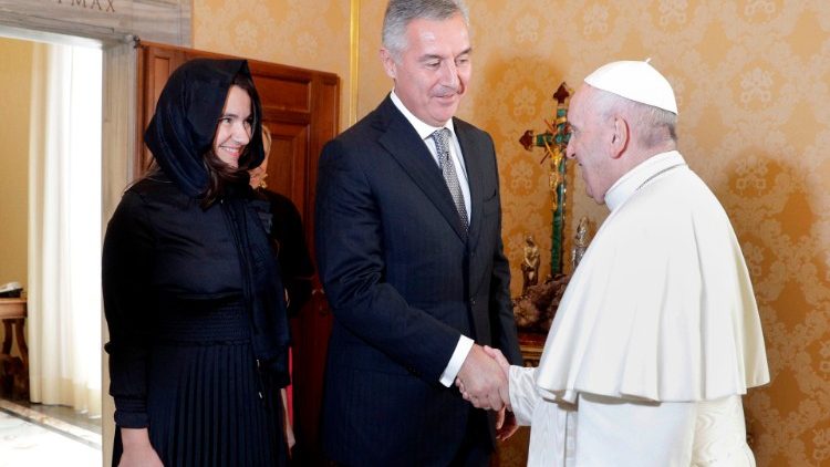मोन्तेनेग्रो के राष्ट्रपति मिलो डजूकानोविक से मुलाकात करते संत पापा