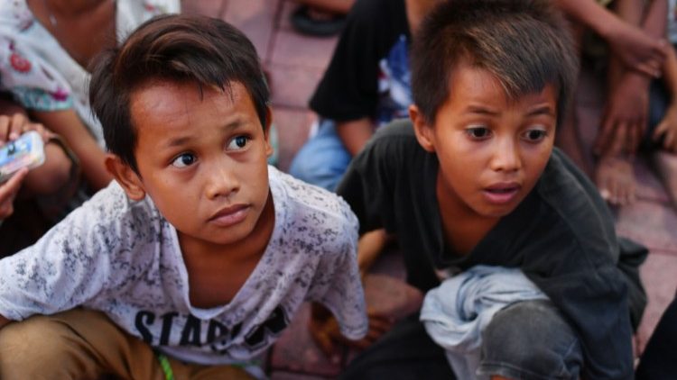 Crianças na Ilha de Palu ainda abaladas pelo terremoto seguido de tsunami