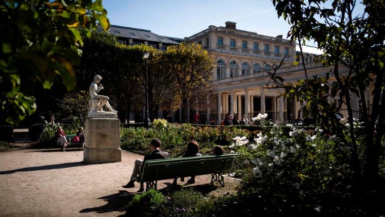 Badauds dans le jardin du Palais Royal à Paris le 8 octobre 2018. 