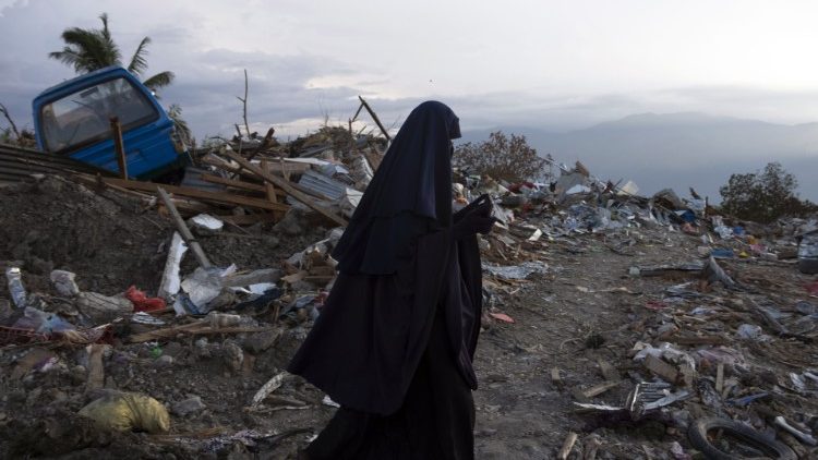 Frau mit Burka in Indonesien, hier in einem von Erdbeben verwüsteten Gebiet