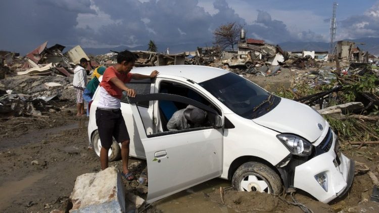 Indonezja: Kościół na pierwszej linii pomocy ofiarom tsunami 