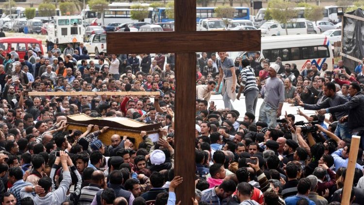 مسيحيون في مصر خلال تشييع أحد ضحايا الإرهاب