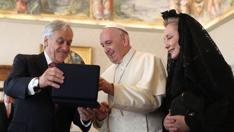 Ferenc pápa a chilei elnökkel és feleségével
