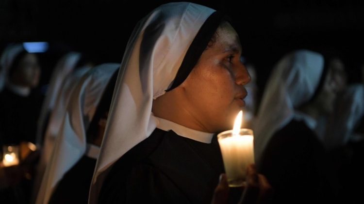 Symbolfoto: Ordensschwester mit Kerze