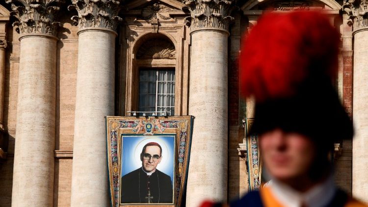 Un portrait de Mgr Romero déployé sur la basilique Saint-Pierre lors de sa messe de canonisation, le 14 octobre 2018.