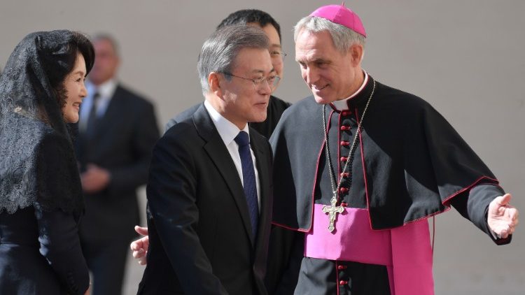 Archivbild: Erzbischof Gänswein (rechts) begrüßt den südkoreanischen Präsidenten Moon Jae-in