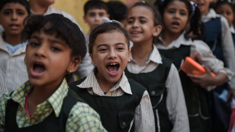 Kinder vor einer Schule in Eybet al-Nakhl, eines der ärmsten Viertel in Ägypten