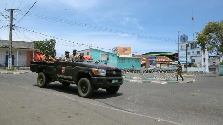 Les forces armées des Comores devant la médina de la capitale d'Anjouan, le 19 octobre 2018. 