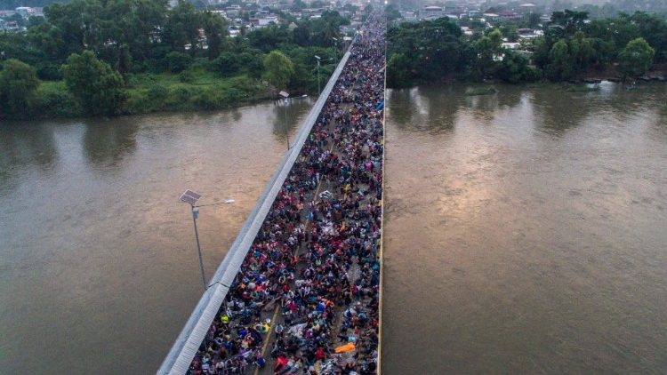 Vista aérea da ponte internacional  com migrantes hondurenhos em Ciudad Hidalgo, Estado de Chiapas, México