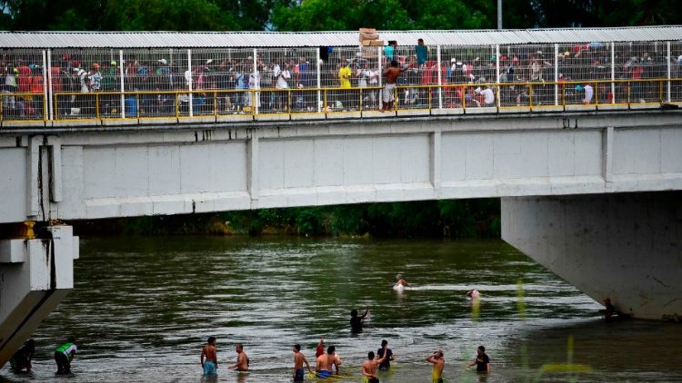 Flüchtlinge auf der Brücke zwischen Guatemala und Mexiko