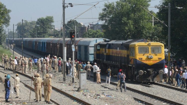Место железнодорожной катастрофы в Индии