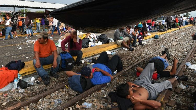 Мигранти от "мигрантския керван" на границата между Гватемала и Мексико