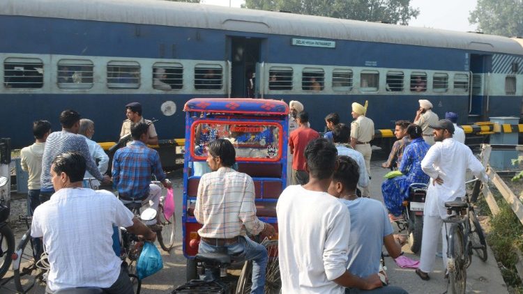 Do železniške nesreče je prišlo v severni indijski državi Pandžab