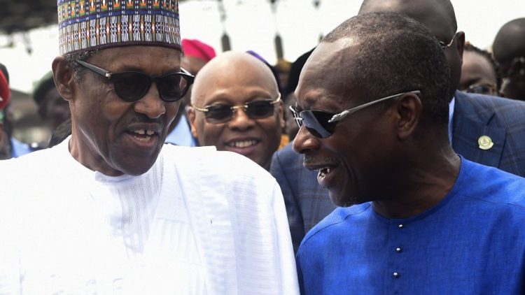 Nigerian President Muhammadu Buhari  (L) with his Beninoise counterpart, Patrice Talon (R)