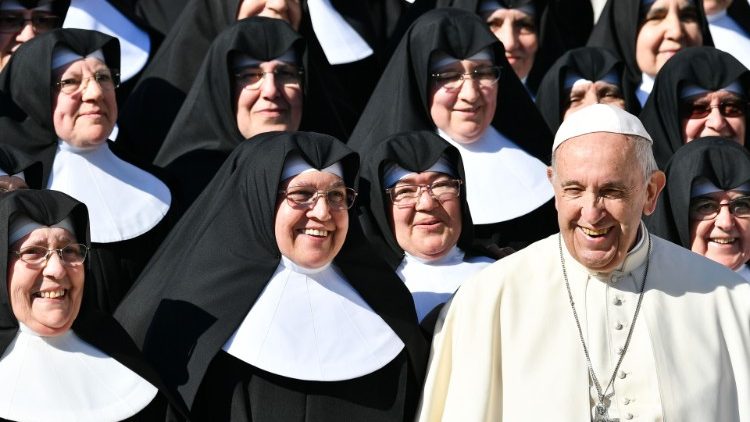 Папата со чесни сестри