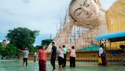 myanmar-religion-buddhism-festival-1540380100000.jpg