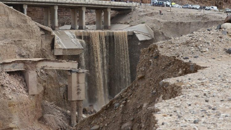 Trecho rodoviário interditado devido a inundações na Jordânia