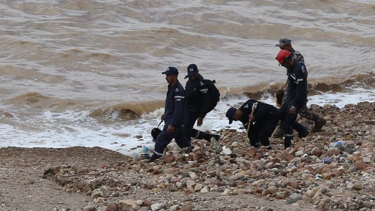 Des membres de la défense civile jordanienne continuent les recherches à proximité de la Mer Morte. 