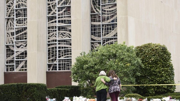 Цветы в память о погибших возле питтсбургской синагоги