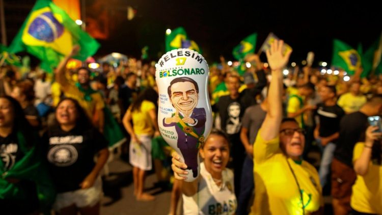 I sostenitori del neo Presidente Bolsonaro festeggiano la sua vittoria