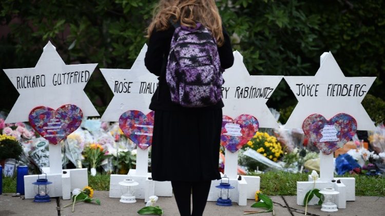 Une fidèle se recueillant devant le mémorial des victimes de l'attentat de Pittsburg